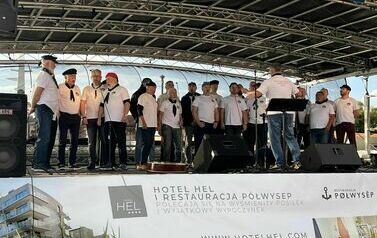 Występ helskiej młodzieży z Miejskiej Biblioteki Publicznej w Helu oraz Męski Ch&oacute;r Szantowy Zawisza Czarny 9