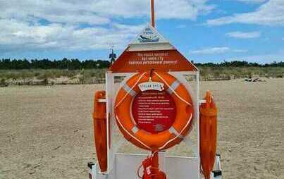 Zdjęcie do Na plaży na cyplu ustawiony został tzw. &bdquo;Stojak Życia&rdquo;