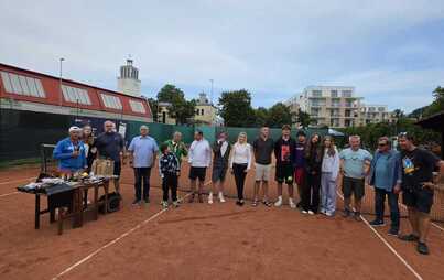 Zdjęcie do Międzynarodowy Amatorski Turniej Tenisa Ziemnego o Puchar Rady Miasta Helu &ndash; tenis, emocje i sportowa pasja na najwyższym poziomie