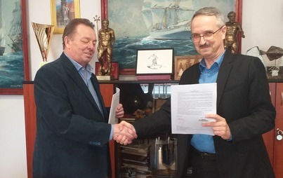 Zdjęcie do  Podpisanie umowy na realizację inwestycji pn.: "Rozbi&oacute;rka budynku koszarowego i podziemnego budynku kotłowni oraz budowa 2 budynk&oacute;w mieszkalnych wielorodzinnych oznaczonych jako &bdquo;A&rdquo; i &bdquo;B&rdquo; na terenie działek oznaczonych numerami ewid. 35/29, 35/43, 35/44 