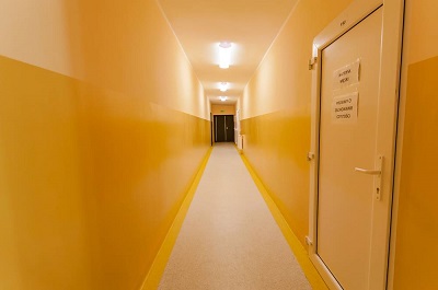 Obraz przedstawia korytarz