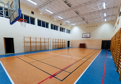 Obraz przedstawia salę gimnastyczną