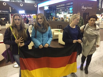 Obraz przedstawia przywitanie na lotnisku w Gdańsku grupy naszych niemieckich kolegów
