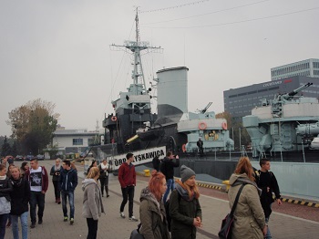 Obraz przedstawia wspólne zwiedzanie Portu w Gdyni