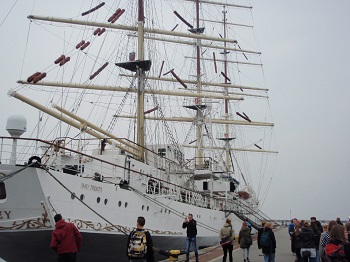 Obraz przedstawia wspólne zwiedzanie Portu w Gdyni
