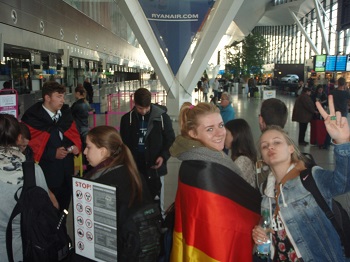 Obraz przedstawia pożegnanie grupy niemieckiej