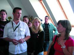 Obraz przedstawia wizytę grupy niemieckiej w Urzędzie Miasta