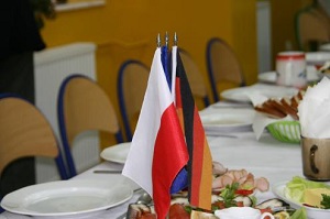 Obraz przedstawia zdjęcie flag na stole