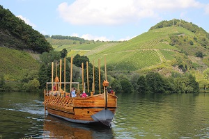 Obraz przedstawia zdjęcie rzymskiej łodzi służącej do przewozu win