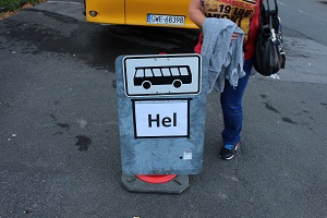 Obraz przedstawia zdjęcie przystanku autobusowego