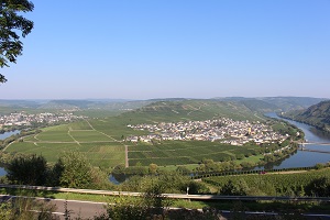 Obraz przedstawia zdjęcie miasta Bernkastel-Kues