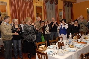 Obraz przedstawia zdjęcie ze spotkania w restauracji "Lwia Jama"