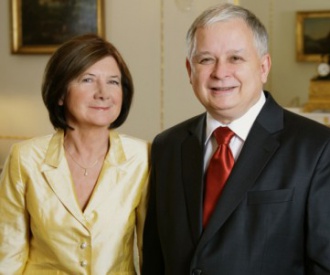 Obraz przedstawia Marię i Lecha Kaczyńskich 