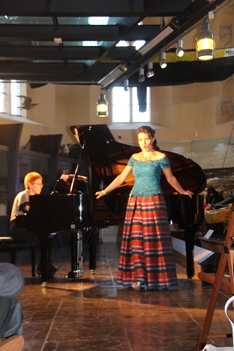 Obraz przedstawia Agatę Bieńkowską (mezzosopran) przy akopaniamencie Iry Hochman (fortepian)