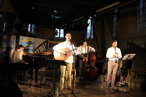 Obraz przedstawia Kamiszczi zespół jazzowo – folkowy