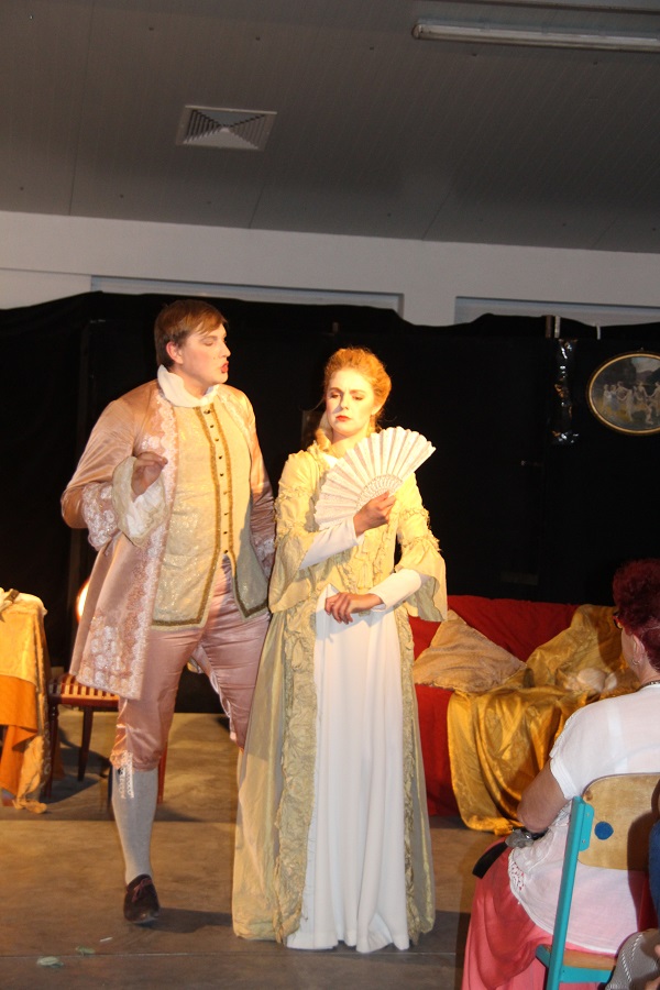 Obraz przedstawia Spektakl operowy Bastien i Bastienne