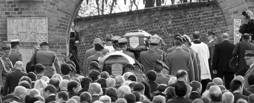 Obraz przedstawia ceremonię pogrzebową - para prezydencka spoczęła na Wawelu