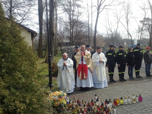 Obraz przedstawia odprawienie mszy świętej w intencji ofiar katastrofy samolotu prezydenckiego w Smoleńsku