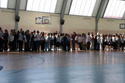 Obraz przedstawia rocznicę wybuchu II wojny światowej oraz inaugurację roku szkolnego 2009 - 2010