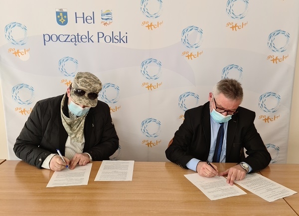 Na obrazie znajduje się Burmistrz Helu podpisujący umowę z bursztynnikiem, Tomaszem Ołdziejewskim