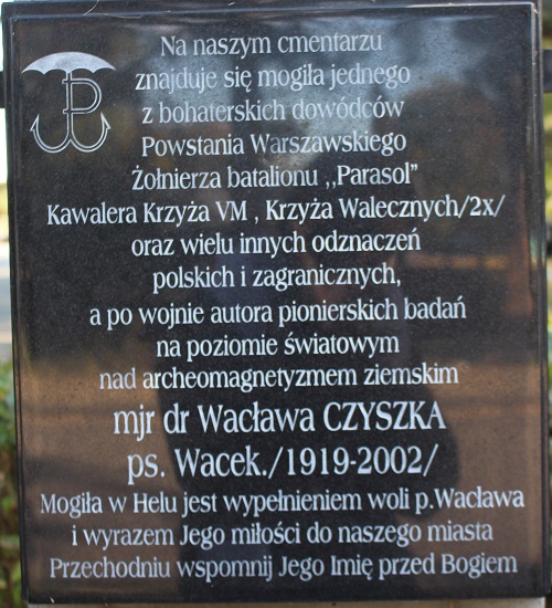 Obraz przedstawia tablicę informacyjną o mjr dr Wacławie Czyszku