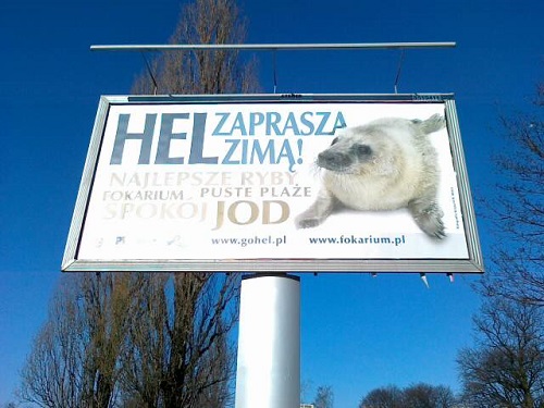 Obraz przedstawia bilbord kampani "Hel zaprasza zimą"