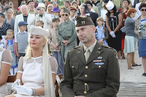 Obraz przedstawia ślub organizatorów D - Day Hel - Patrycja i Przemek