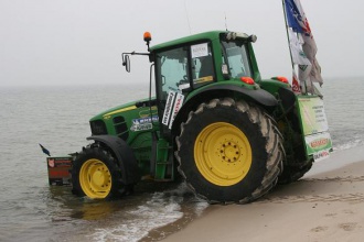 Obraz przedstawia traktor