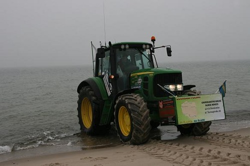 Obraz przedstawia traktor