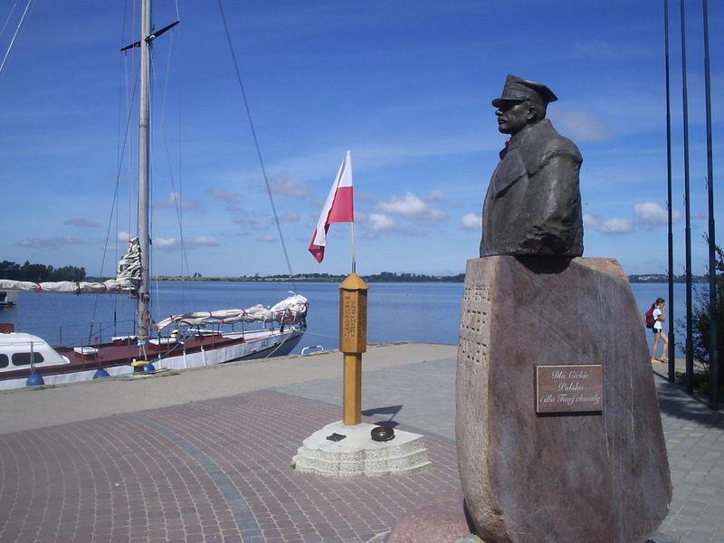 Obraz przedstawia pomnik zaślubin Polski z morzem