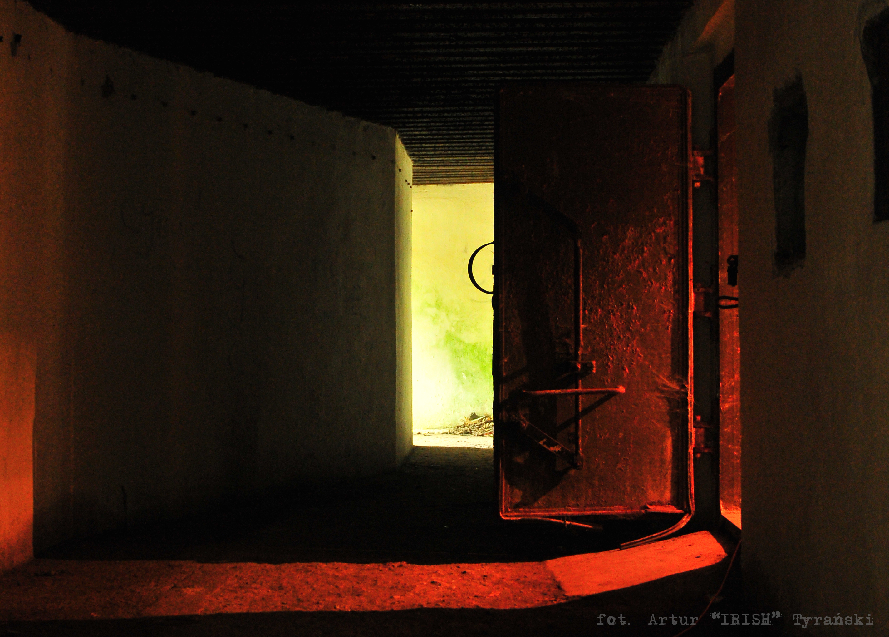 Obraz przedstawia wejście do bunkru