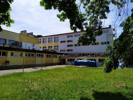 Obraz przedstawia szkołę w Helu